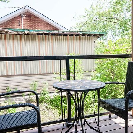 Entire 2 Bedroom Apartment Uptown Waterloo - E2 מראה חיצוני תמונה